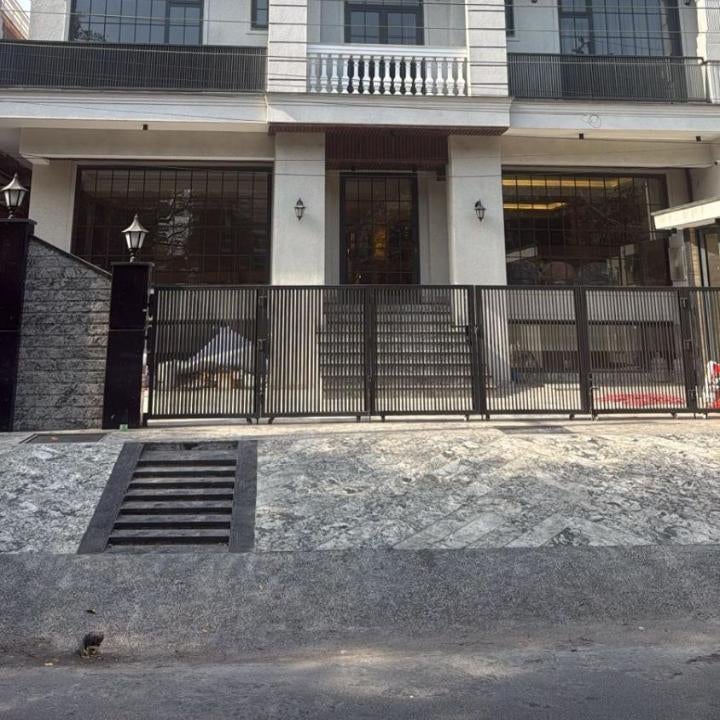Saltstayz Premier - Noida, Near Sector 18 Metro Station
