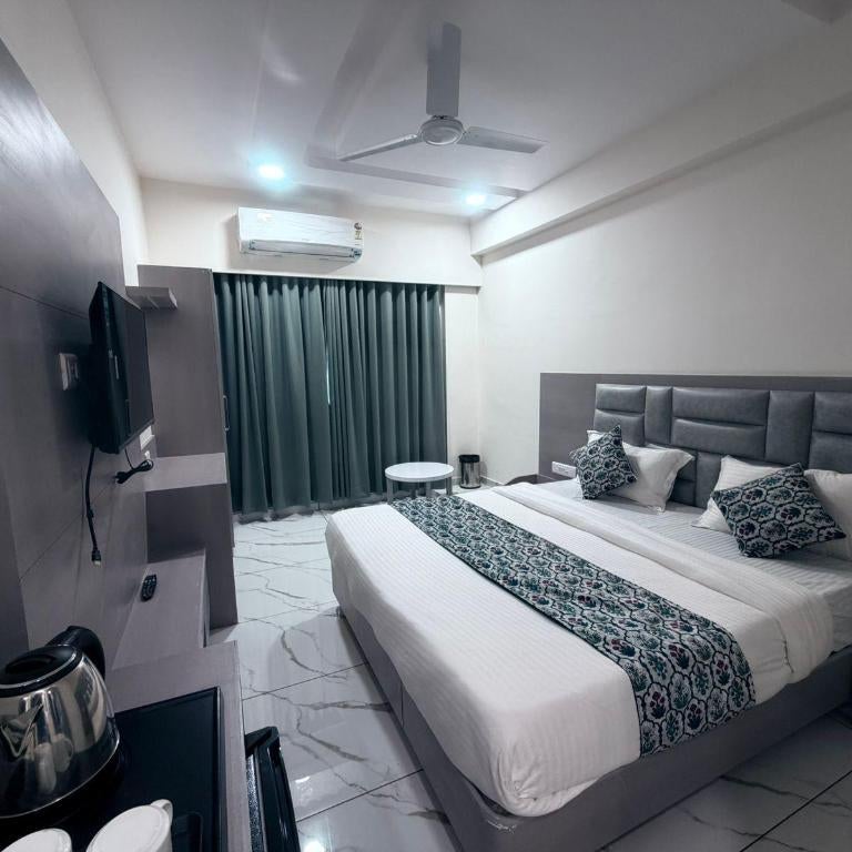THE 7 ELEVAN  HOTEL