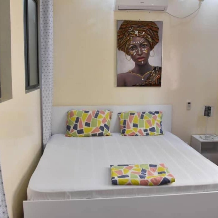 Dakar apartment, 24-hour security guard, air conditioning & Wi-Fi