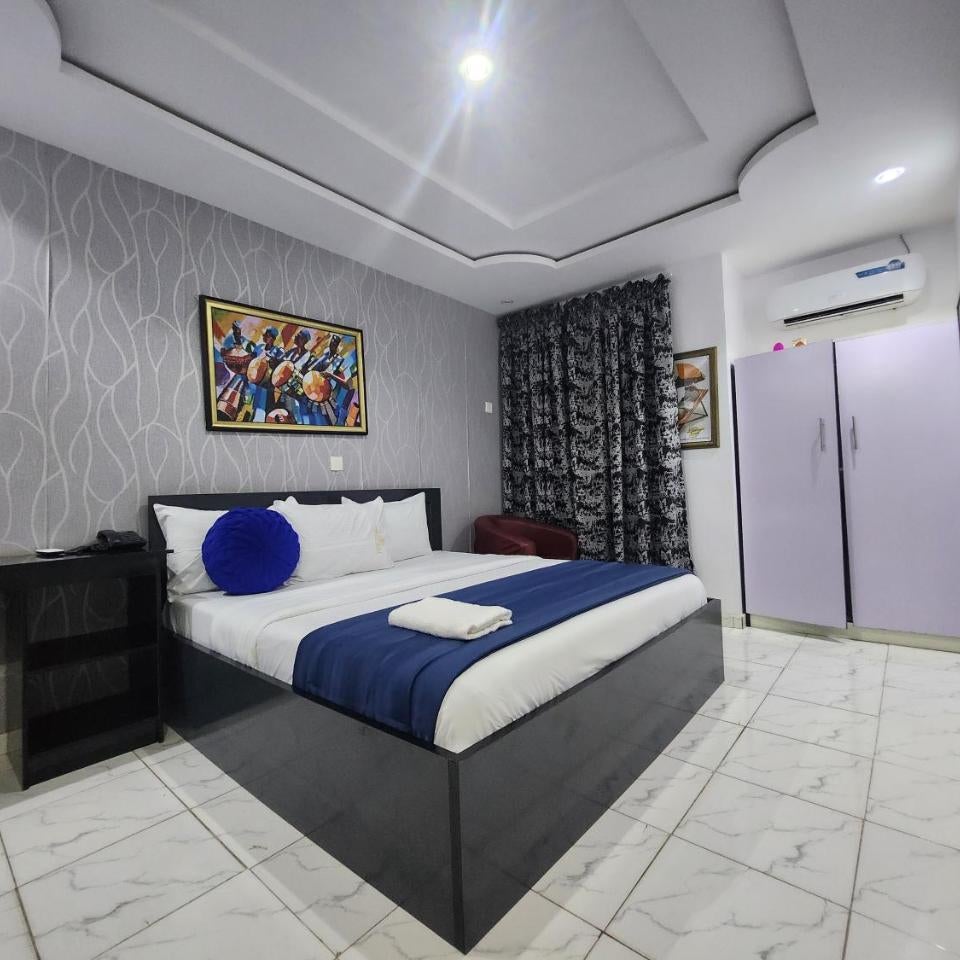 De Prominent Hotel & Suites Thumbnail