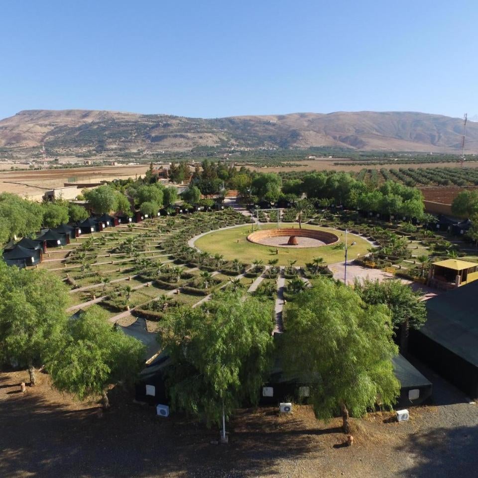 Domaine Couleurs Berbères, Piscine, Vue Atlas, Bivouac & Expériences à Lalla Takerkoust