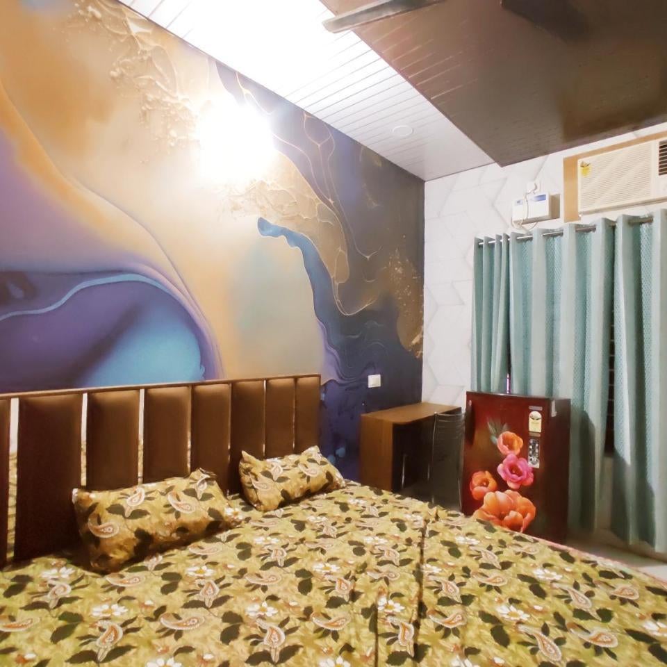 REGAL HOMESTAYS - Budget & Smart Rooms