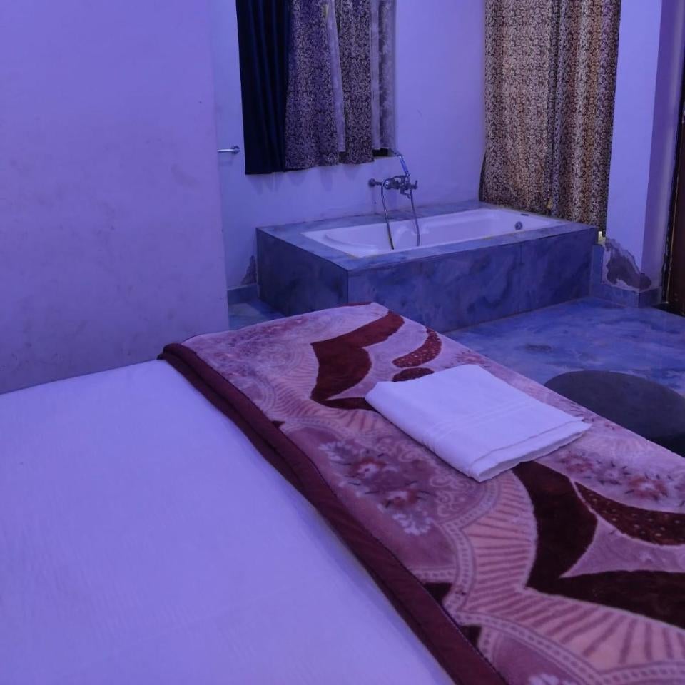 Hotel Regal Delight Star Taj - Best Rated Area #hygienic and Affordable Rooms, Check in Guarantee,Near Taj mahal