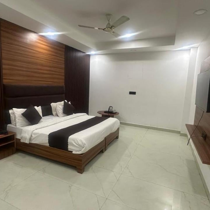 PLAY HOTEL BUDHA TOWER Sector 18 metro