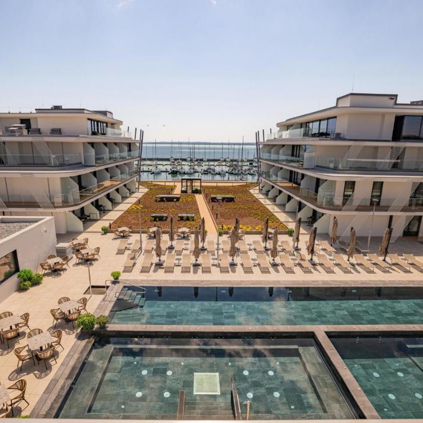 BIRGÉS HOTEL Lifestyle and View