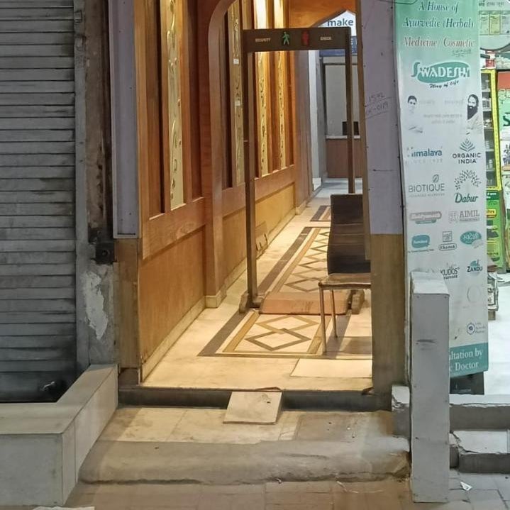 Hotel Hare Krishna'2 Minute From New Delhi railway station& RK Ashram metro