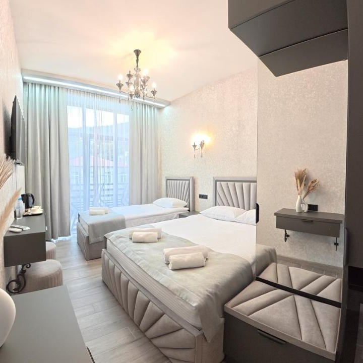 Leader Hotel