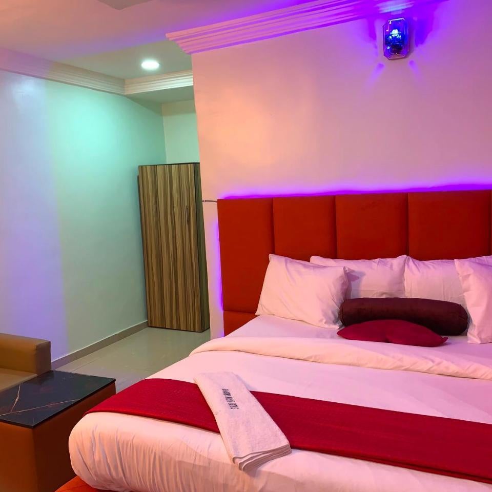 Diamond Groove Hotel & Suites