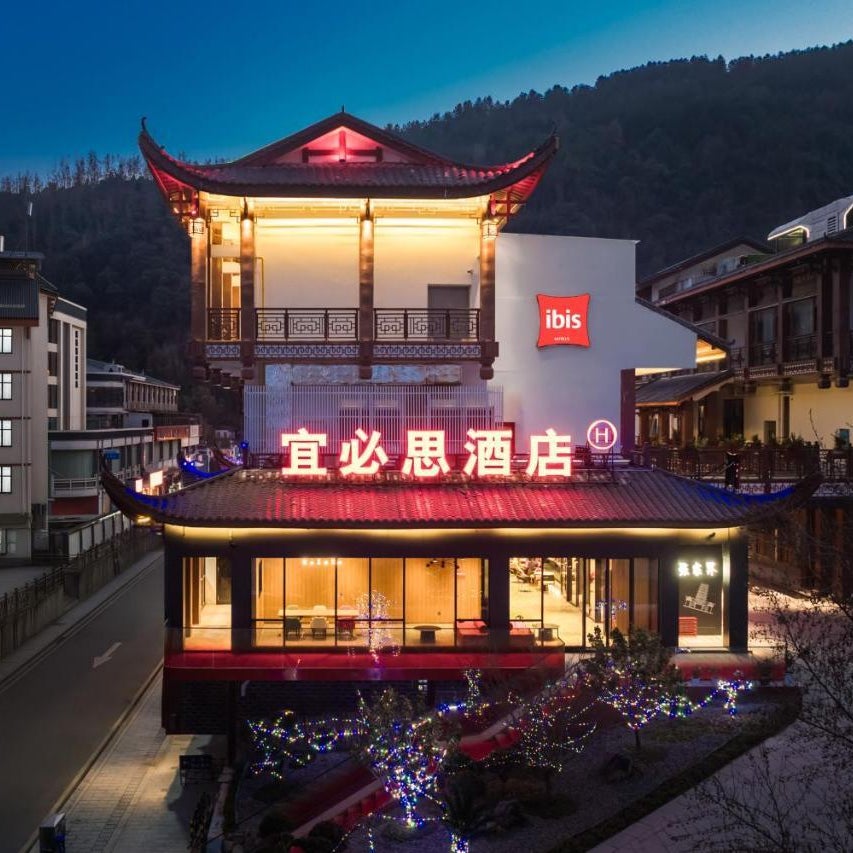 IBIS Hotel-100 Meters to East Entrance of ZJJ National Forest Park-English Front Desk Service-8Hour Extended Breakfast-GYM-Live Music