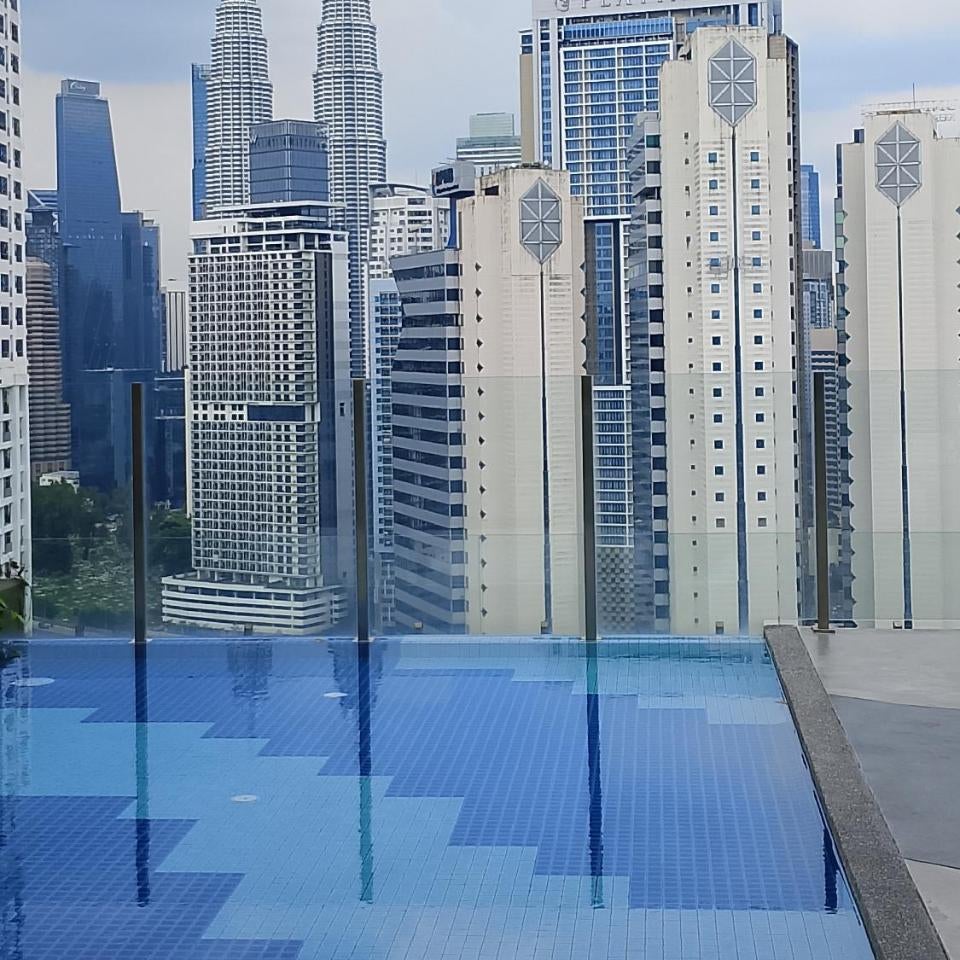 Kualalampur rooftop pool petronas twin tower view majestic residence