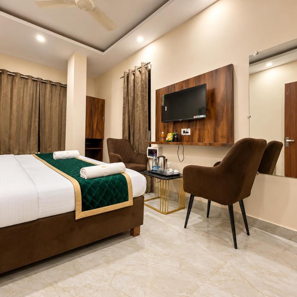 Hotel JSN Amritsar !! Near Golden Temple ! Parking ! Lift ! Family Hotel ! Traveler choice
