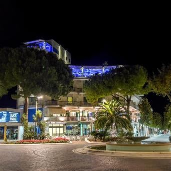 Monaco Suites Hotel