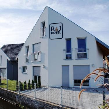 R & J Hotel