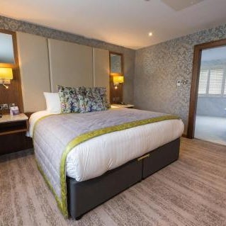 The Valley Hotel & Carriage Gardens