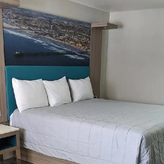 Super 8 by Wyndham Oceanside Downtown Thumbnail