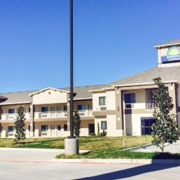 Days Inn & Suites by Wyndham Katy Thumbnail