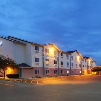 Baymont by Wyndham Galesburg Thumbnail