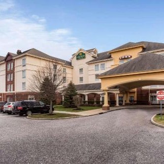 La Quinta Inn & Suites by Wyndham Islip Macarthur Airport Thumbnail