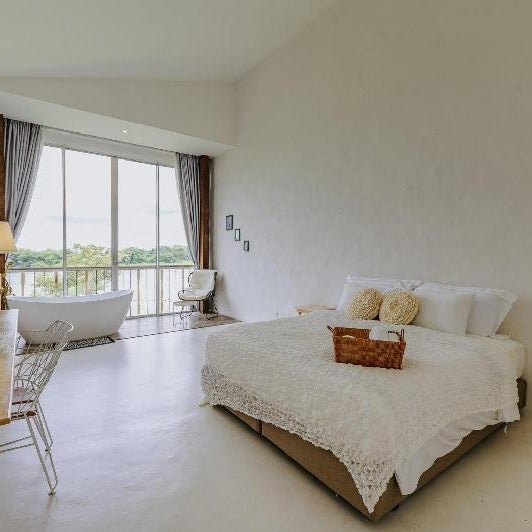 White Wall Riverfront Hotel