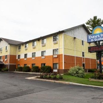 Days Inn & Suites by Wyndham Traverse City Thumbnail