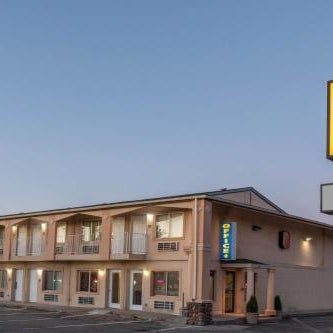Super 8 by Wyndham Evanston Thumbnail
