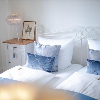 DAS KLEINE HOTEL IPHOFEN, klimatisierte Zimmer- 55" TV, TV mirroring, kleines Secret mit Garten & Terrassen, nahe aller VDP Weingüter, Hunde willkommen, fine dining, nahe KNAUF GIPS KG und KNAUF IT ConneKT