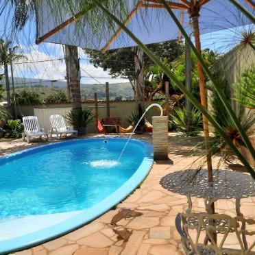 Pousada Luz do Sol, com piscina, quartos amplos e confortáveis no centro de Carrancas