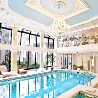 Queen'S Court Hotel & Residence Thumbnail