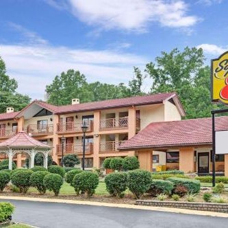 Super 8 by Wyndham Downtown Gatlinburg at Convention Center Thumbnail