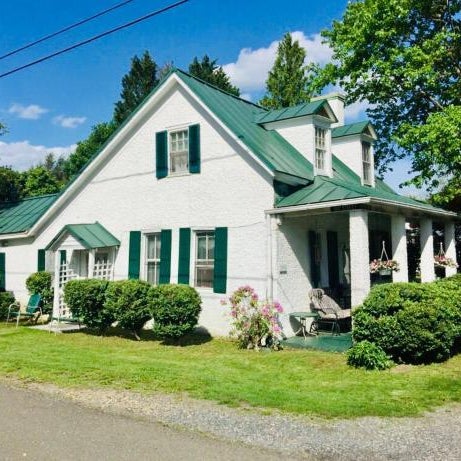 Across The INN Entire Colonial House with lovely porch & extremely fast Wi-Fi Thumbnail
