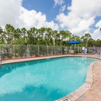 Days Inn & Suites by Wyndham Fort Pierce I-95 Thumbnail
