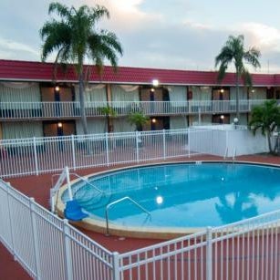 Express Inn & Suites - 5 Miles from St Petersburg Clearwater Airport Thumbnail