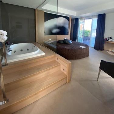 Card International Hotel Thumbnail