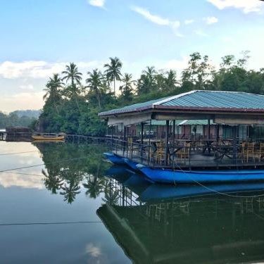 Shiny Lakeside Resort