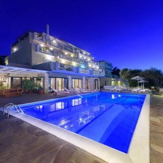 Cavos Bay Hotel & Studios