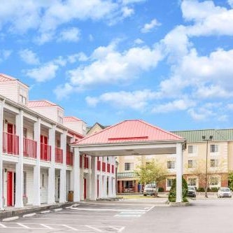 Super 8 by Wyndham Clinton Thumbnail