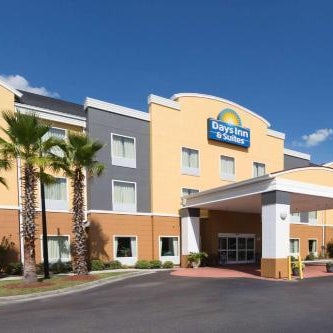 Days Inn & Suites by Wyndham Savannah North I-95 Thumbnail