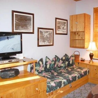 Independence Square 311, Best Location! Hotel Room with Rooftop Hot Tub in Aspen Thumbnail