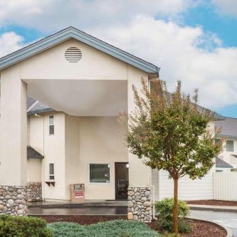 Super 8 by Wyndham Cloverdale Thumbnail