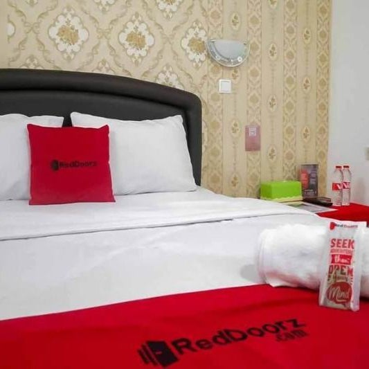 RedDoorz Plus @ Alun Alun Nganjuk