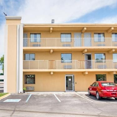 Days Inn & Suites by Wyndham Indianapolis Airport East Thumbnail