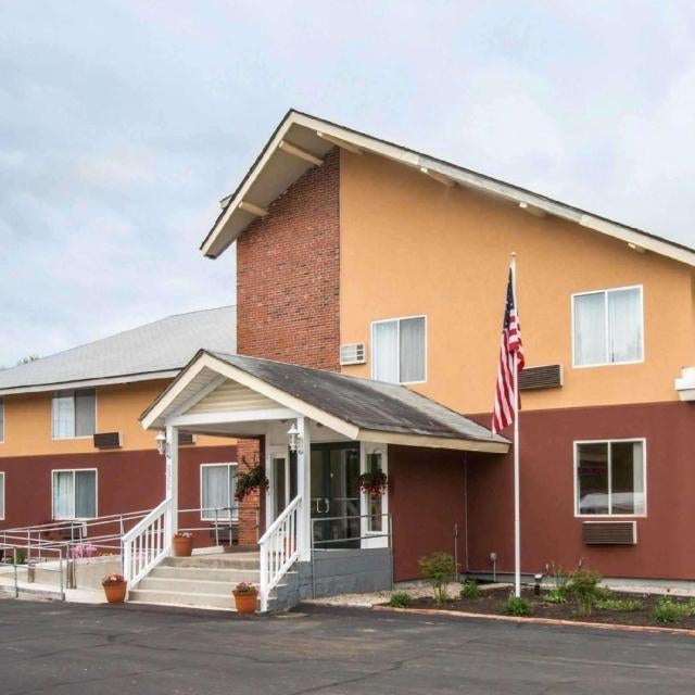Econo Lodge Lakes Region Thumbnail