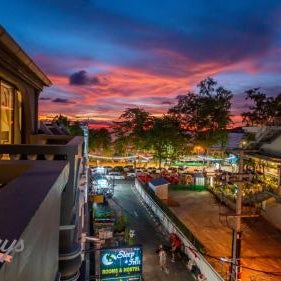 Big Boys' Bed & Burger - Patong Beach