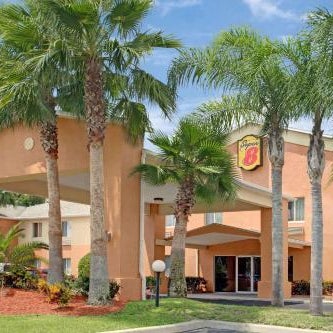 Super 8 by Wyndham Daytona Beach Thumbnail