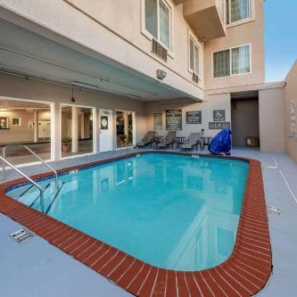 Comfort Inn & Suites Near Universal - N. Hollywood - Burbank Thumbnail