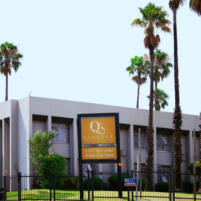Q's Evander Hotel and Apartments