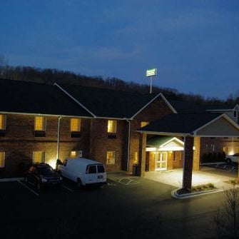 Mountain Inn & Suites Airport - Hendersonville Thumbnail