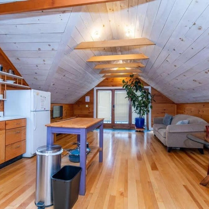 Bright and Cozy Treehouse Apartment Thumbnail