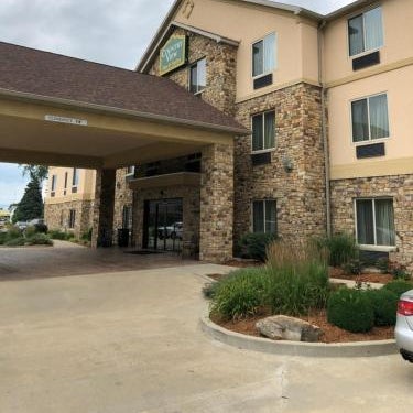 Countryview Inn & Suites Thumbnail