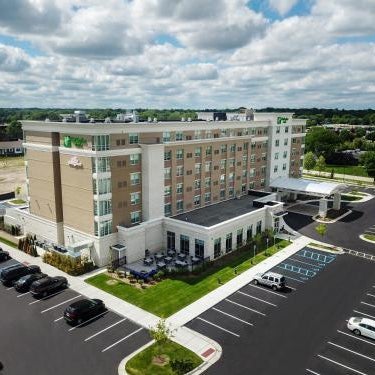 Holiday Inn & Suites Farmington Hills - Detroit NW, an IHG Hotel By IHG Thumbnail